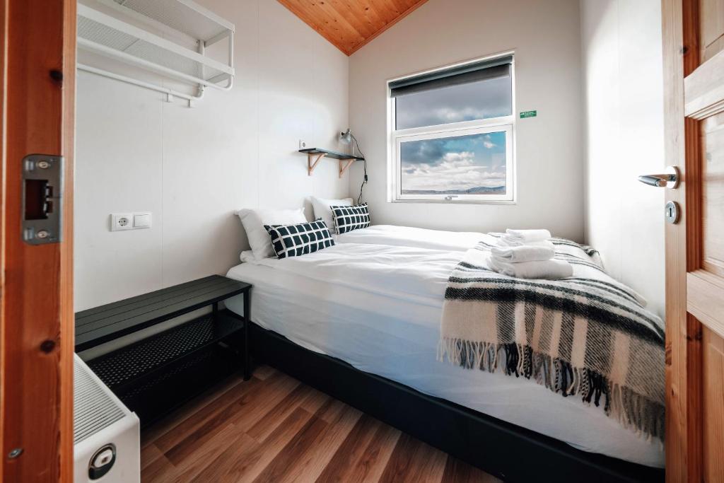 雷克霍特Blue View Cabin 5B With private hot tub的一间卧室设有一张大床和窗户