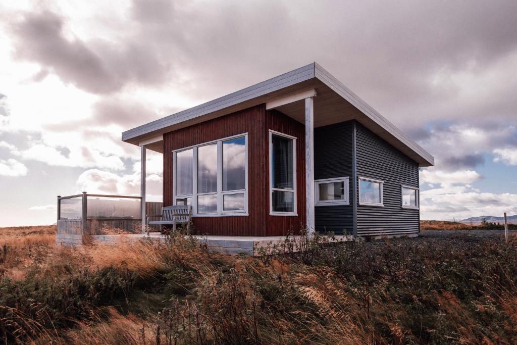 雷克霍特Blue View Cabin 7A With private hot tub的坐在田野顶上的一个小房子
