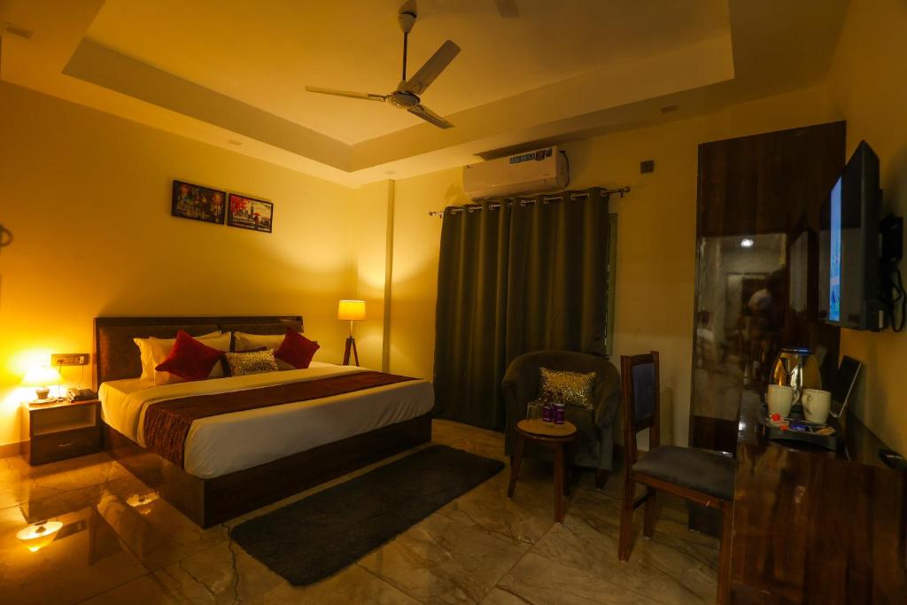 瑞诗凯诗Perfect Stayz Aiims - Hotel Near Aiims Rishikesh的一间酒店客房,配有一张床和一台电视