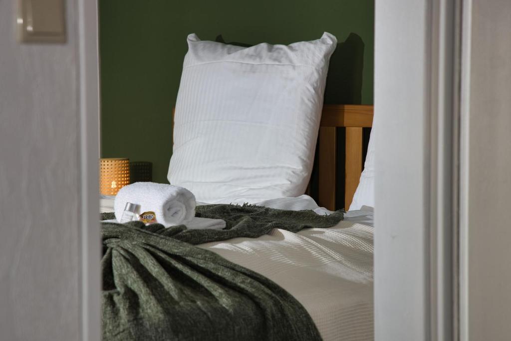 吕贝克HejU - Luxury Aussicht - Kingsize Bed - Kitchen - Bathtub的一间卧室配有一张带枕头和毯子的床