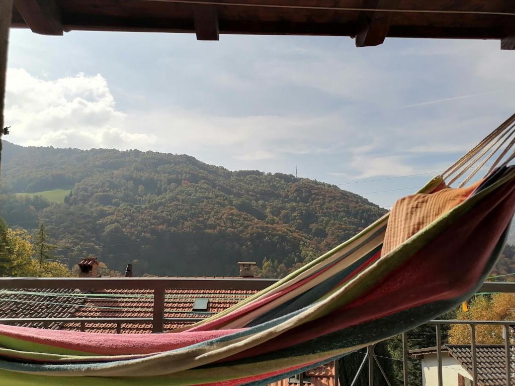 Nandagon Gasthouse的阳台的吊床,背景是山脉