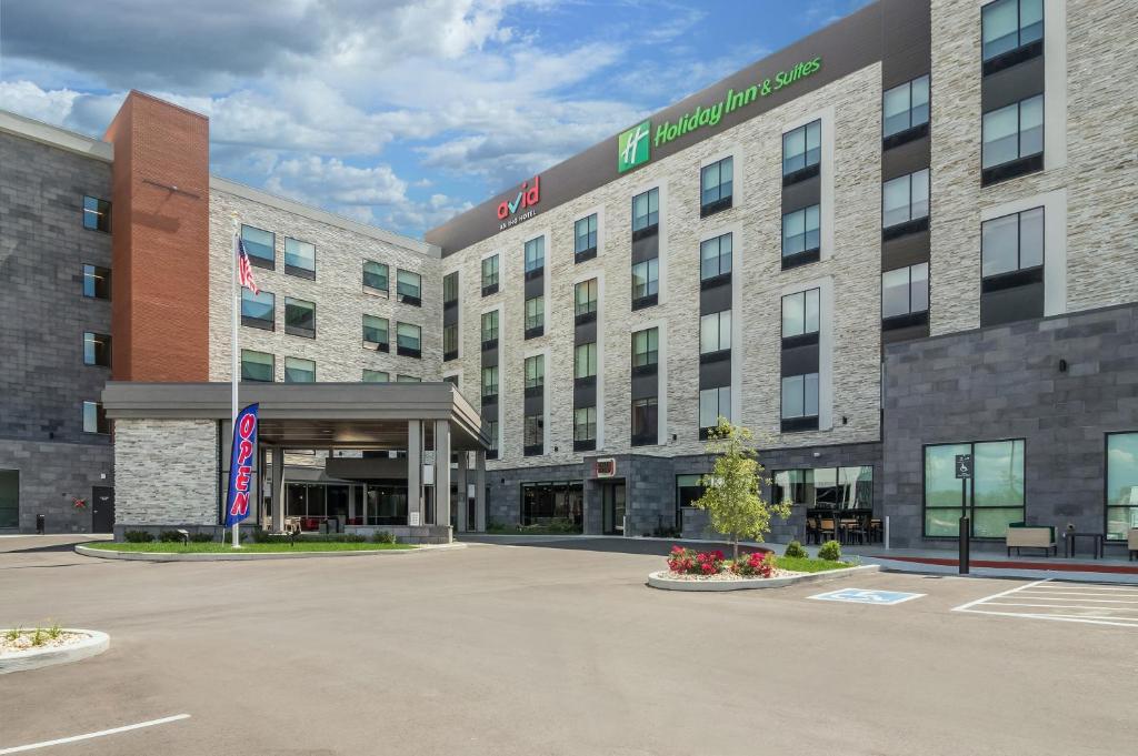 蒙特朱丽叶Holiday Inn & Suites - Mt Juliet Nashville Area, an IHG Hotel的停车场酒店大楼的 ⁇ 染