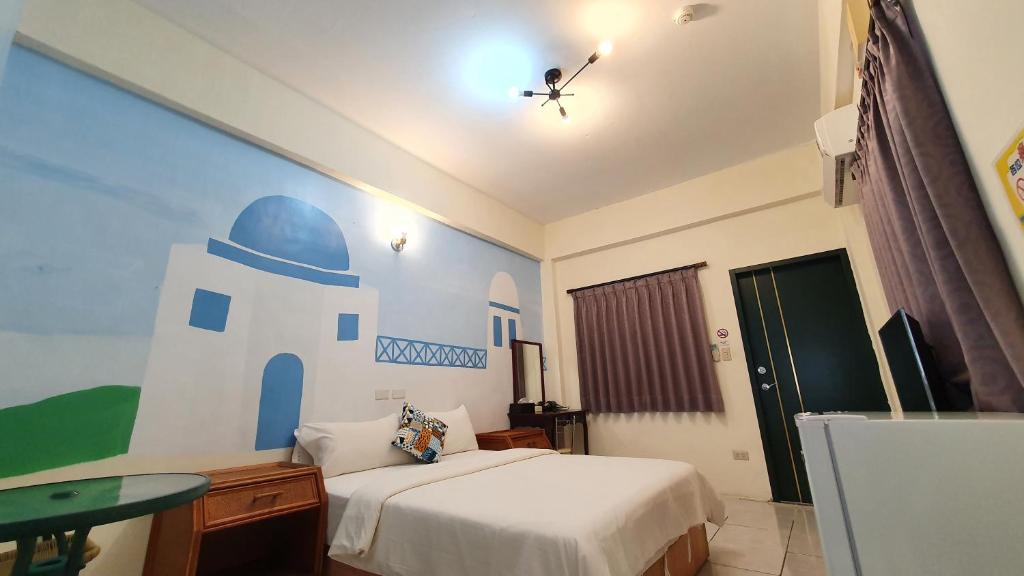 恒春古城琅峤雅舍民宿的卧室配有一张床铺,墙上绘有灯塔