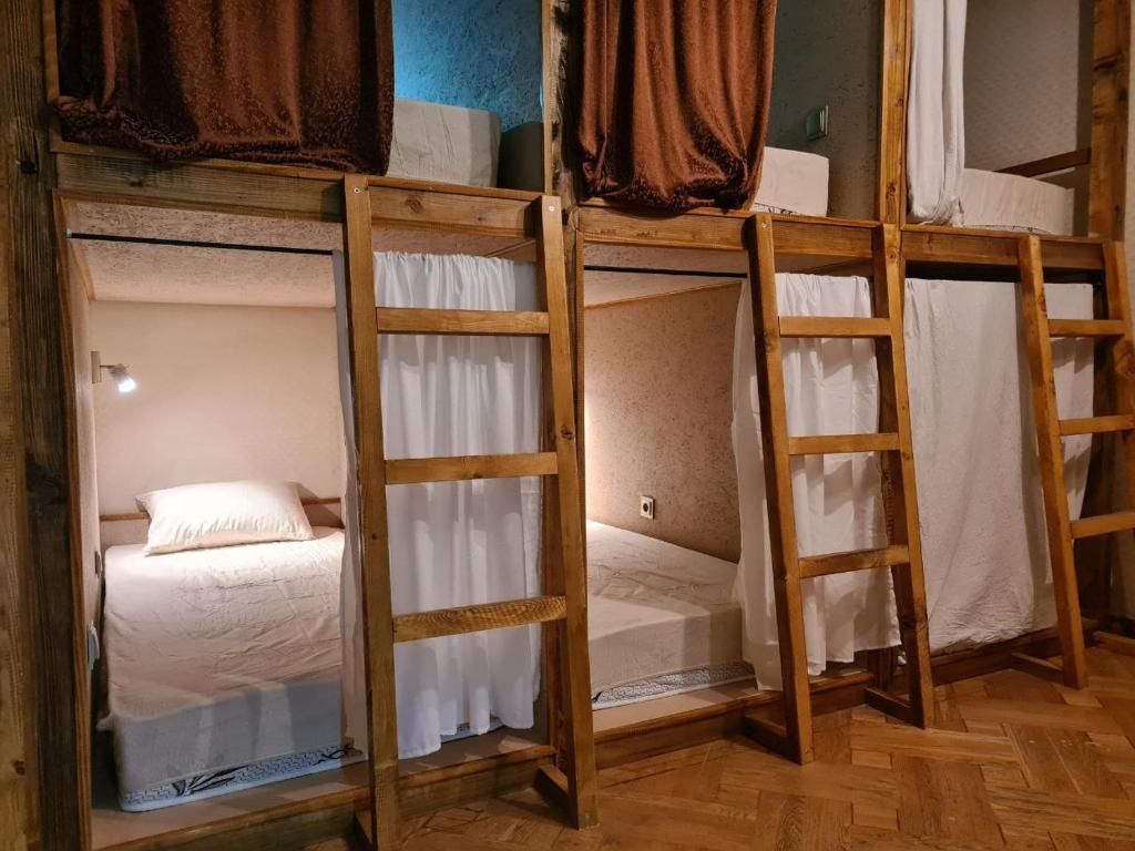 第比利斯Benevo Hostel的一间客房内的四张双层床