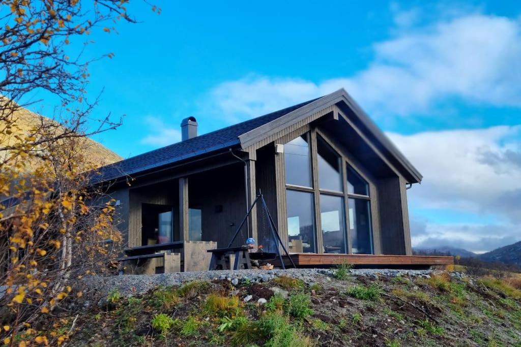 戈登Fjellhytte på hardangervidden med uforglemmelig utsikt!的山顶上的房子