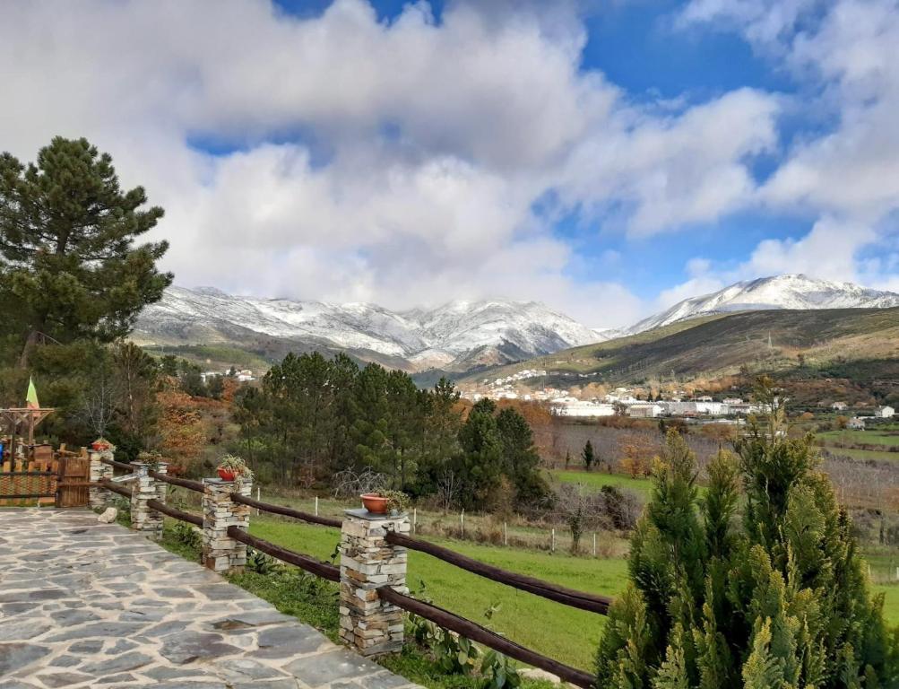 安旱斯达塞拉Quinta das Courelinhas - Alojamento Local - Serra da Estrela的从栅栏可欣赏到雪覆盖的群山景色