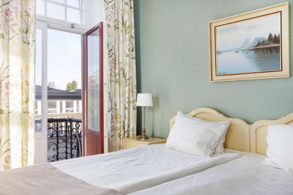 奥莫尔Amals Stadshotell, Sure Hotel Collection by Best Western的一间卧室设有一张床和一个美景窗户。