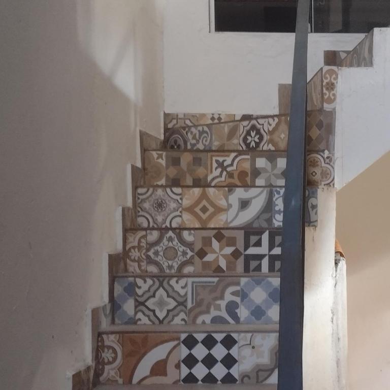 瓜拉廷格塔Apartamento completo的一套瓷砖楼梯