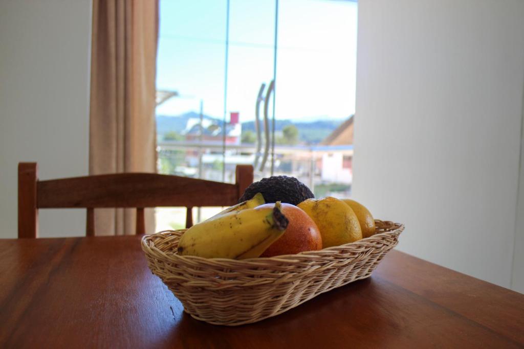 奥克萨潘帕Hospedaje San Antonio的木桌旁的水果篮