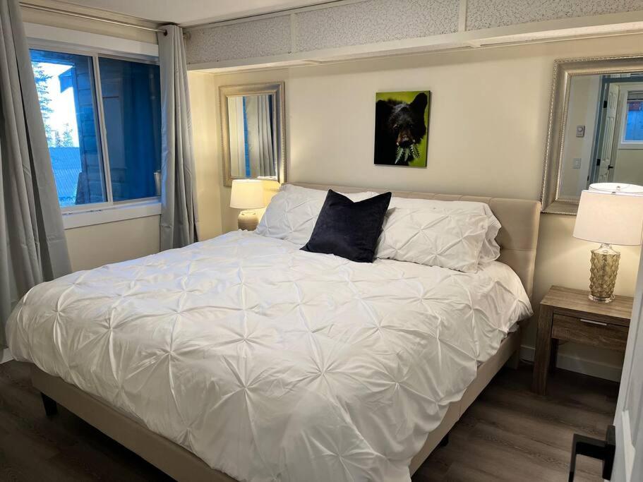 大白山Bearcub Chalet的卧室配有一张带两个枕头的大白色床