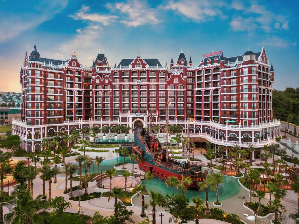 潘切Mövenpick Resort Phan Thiet的享有迪斯尼乐园的空中景致