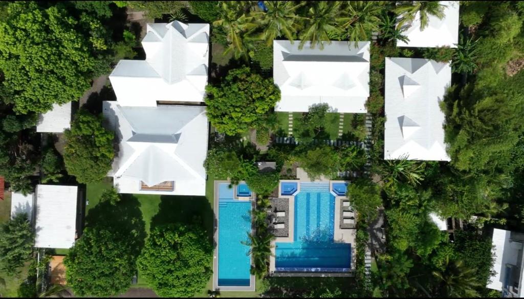 道因Infinity Diving Resort and Residences的享有带游泳池的别墅的空中景致