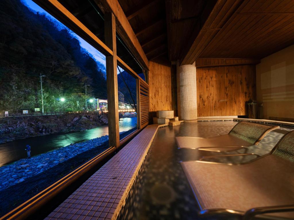 真庭市八景日式旅馆的客房享有夜间河景