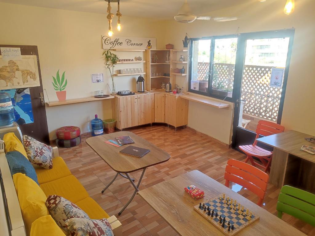 亚喀巴Hakaia Community的客厅配有沙发和桌子