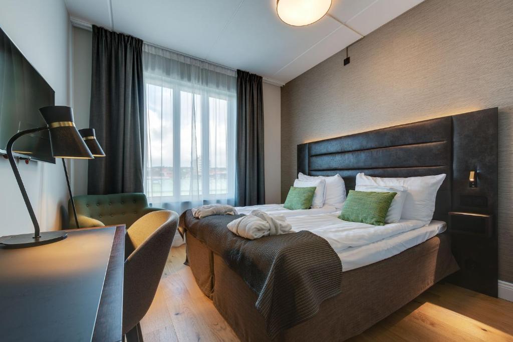 延雪平克莱里昂珍藏维多利亚酒店的一张床铺、一张桌子和一张床