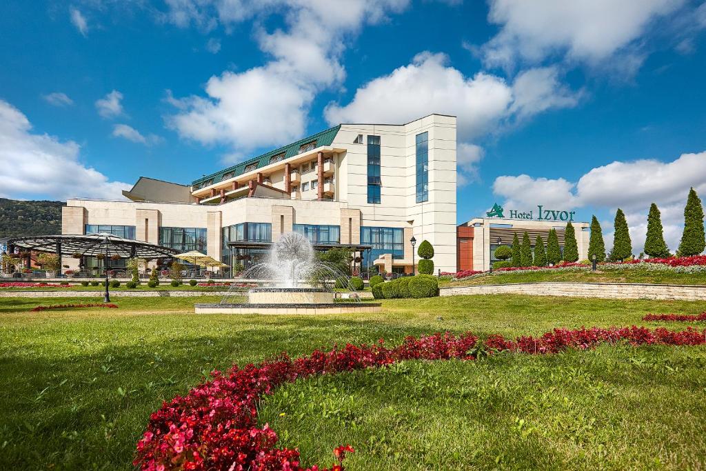 阿然德洛维克A Hoteli - Hotel Izvor的一座建筑前有喷泉的酒店