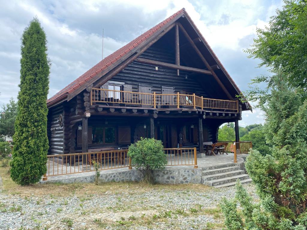 普雷德鲁特Chalet 33 - Spacious, cosy and a wonderful view的大型小木屋设有门廊和甲板