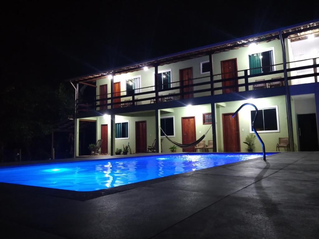 西波山Estadia cipó的一座晚上设有游泳池的房子