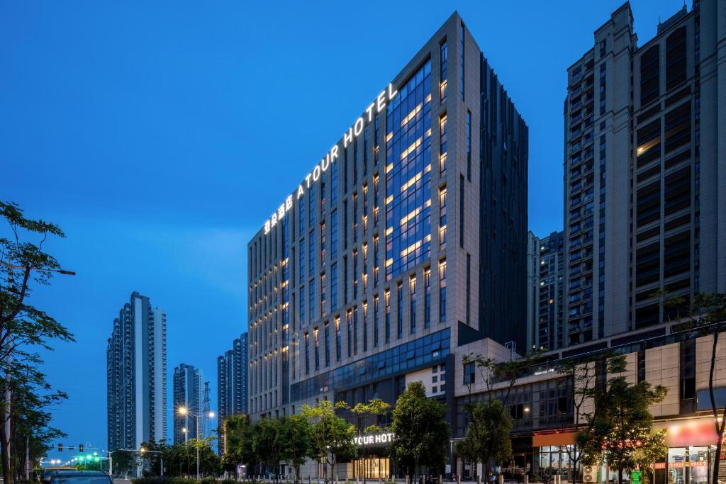 安庆安庆市政务中心七街亚朵酒店的一座高大的建筑,城市里灯火通明