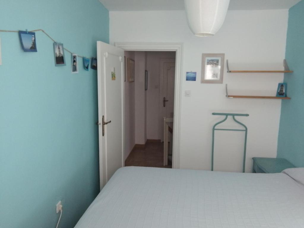 马德里Casita的一间卧室设有一张床和蓝色的墙壁