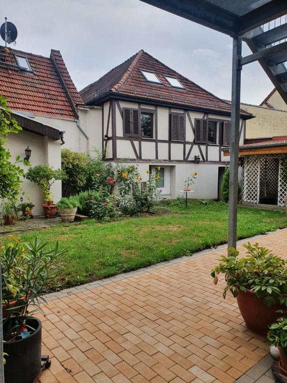 埃尔特维勒Auszeit im Rheingau的院子前有砖砌走道的房子