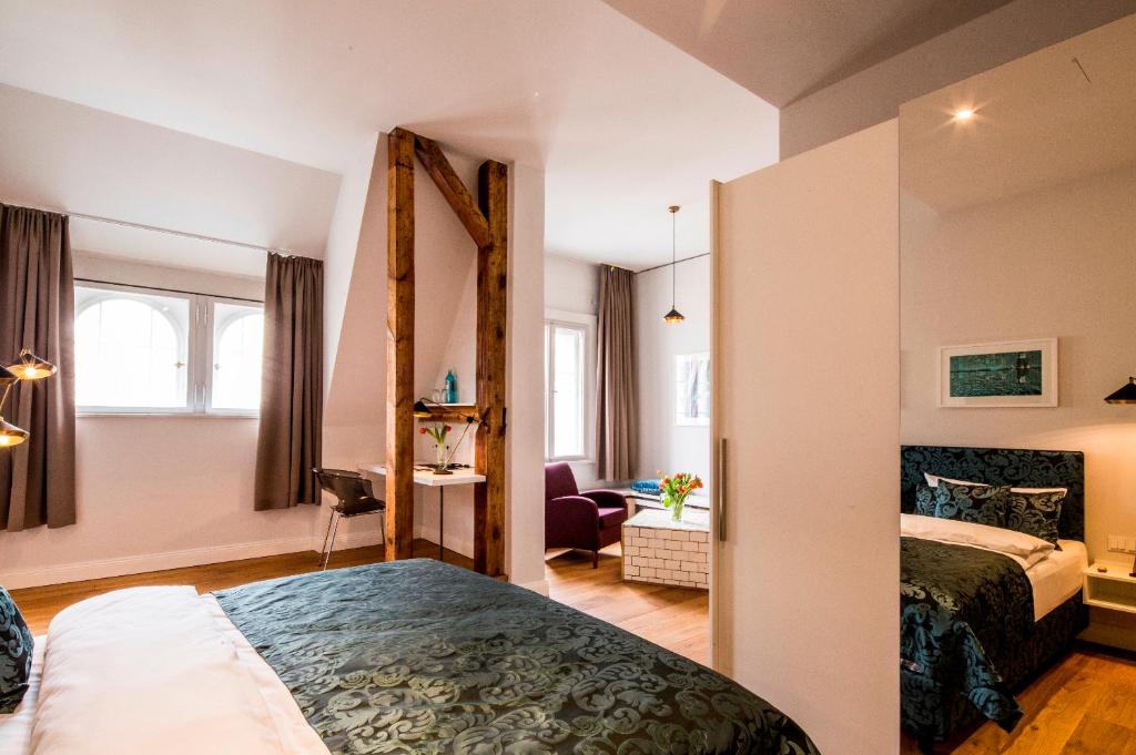 柏林奥德贝格酒店的一间卧室设有一张床和一间客厅。