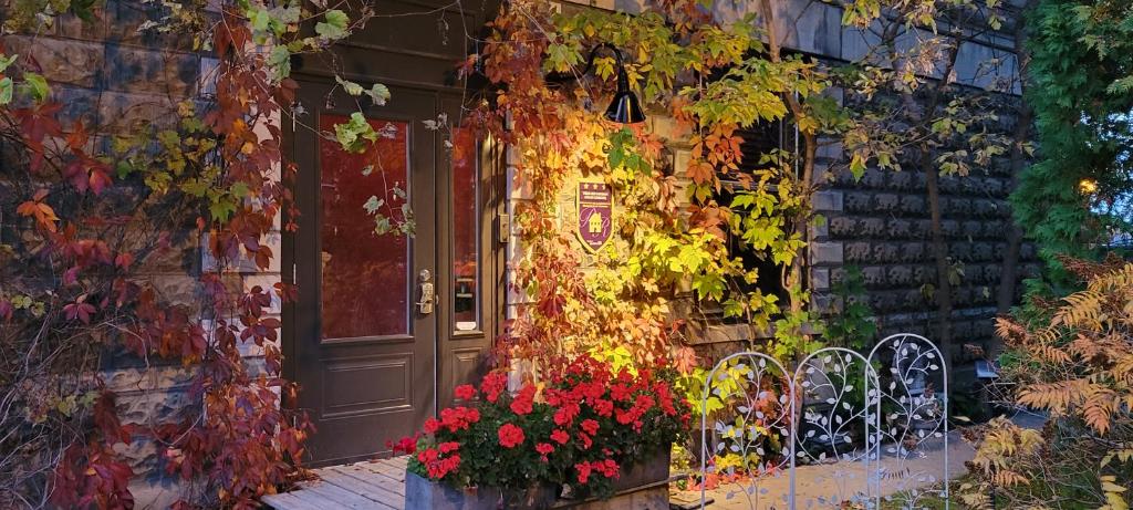 FarnhamVieux-Old Farnham Appart-Condotel的秋叶覆盖的房子的前门