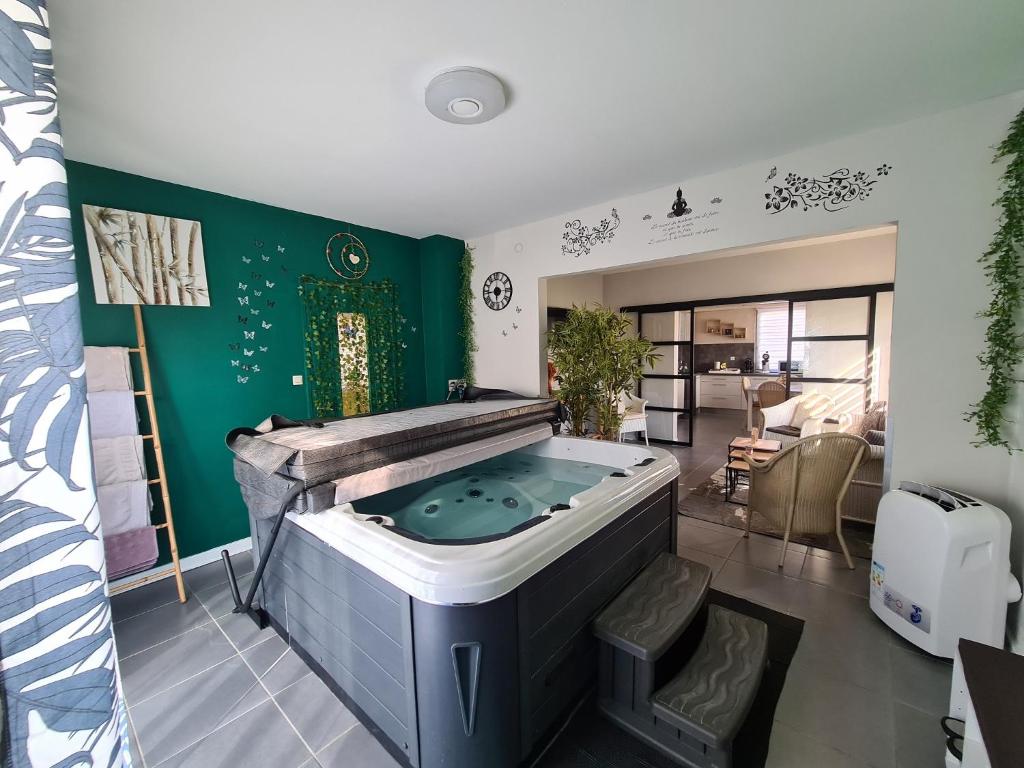 Saint-MauriceVilla Beau Site的一个带绿色墙壁的客房内的按摩浴缸