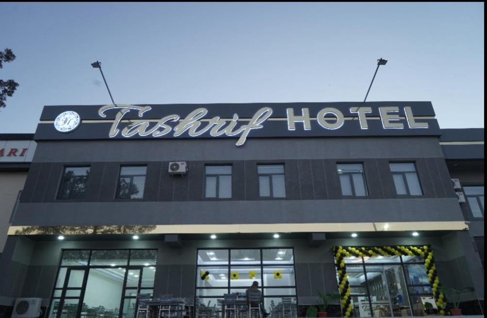 卡尔希TASHRIF HOTEL的上面有标志的酒店