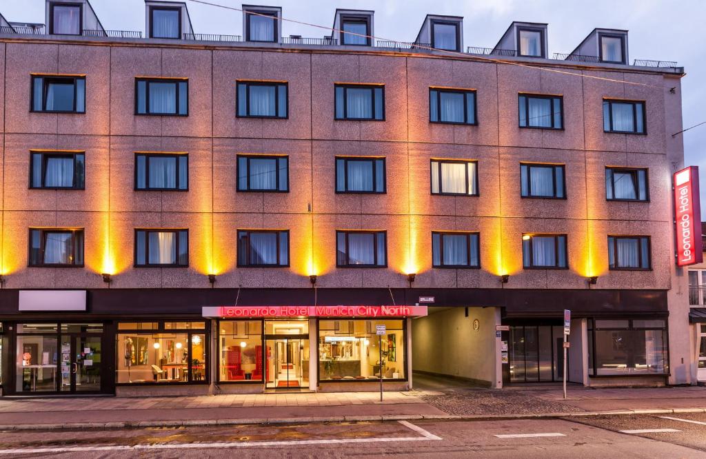 慕尼黑慕尼黑市北莱昂纳多酒店的一座砖砌的建筑,上面有黄色的灯光