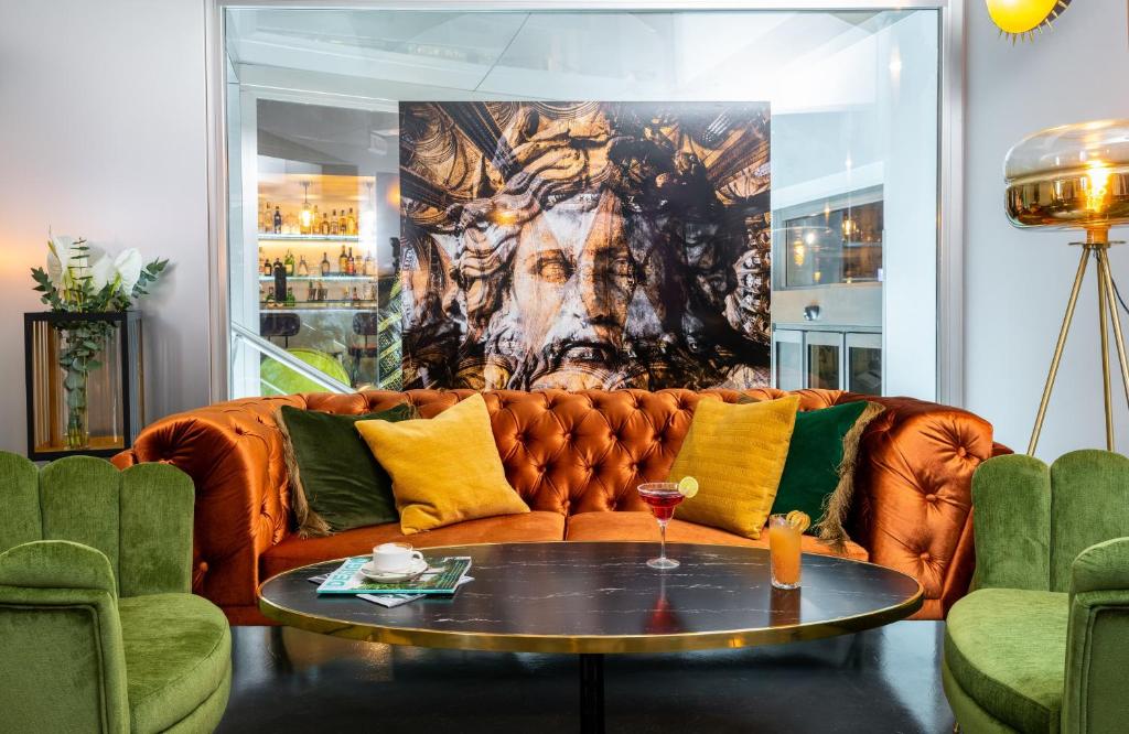 罗马Leonardo Boutique Hotel Rome Termini的客厅配有沙发和桌子