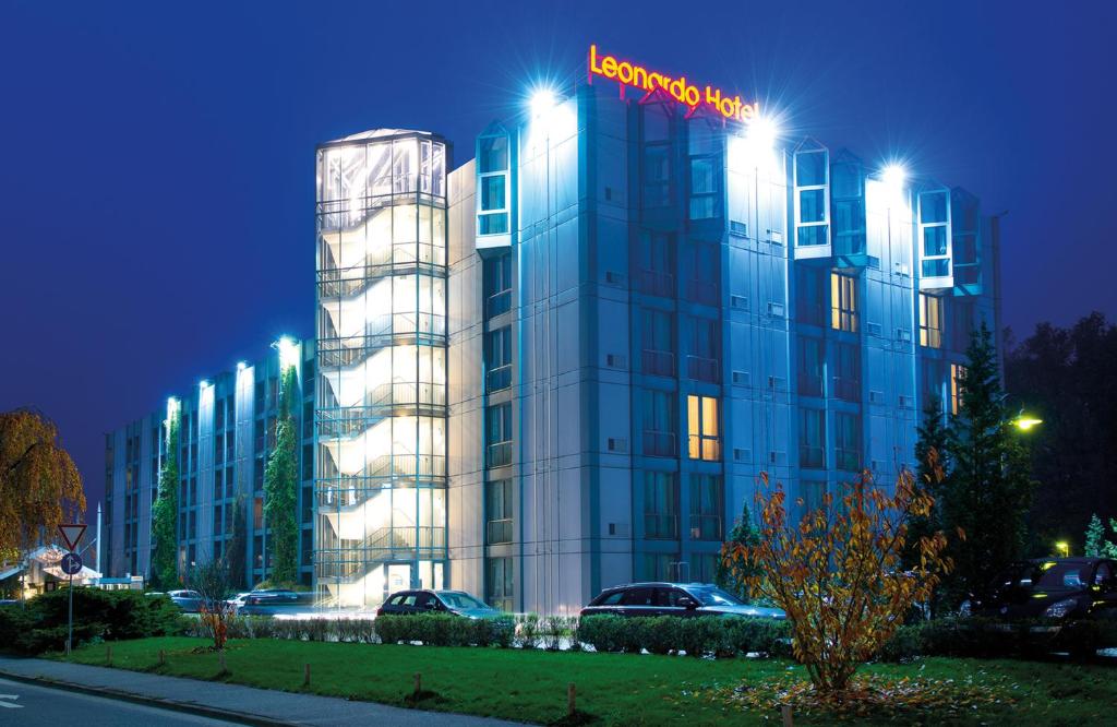 汉诺威汉诺威机场莱昂纳多酒店的一座有灯的建筑,上面有酒店标志