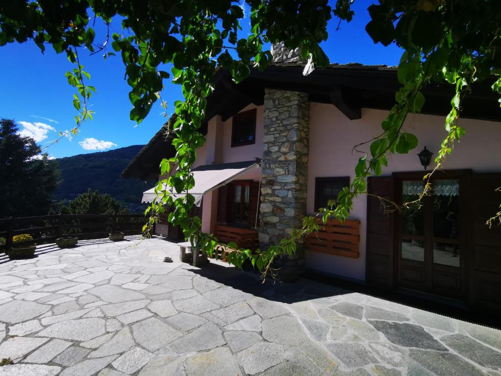 奥斯塔La maison de Carmen的山中带石头车道的房子