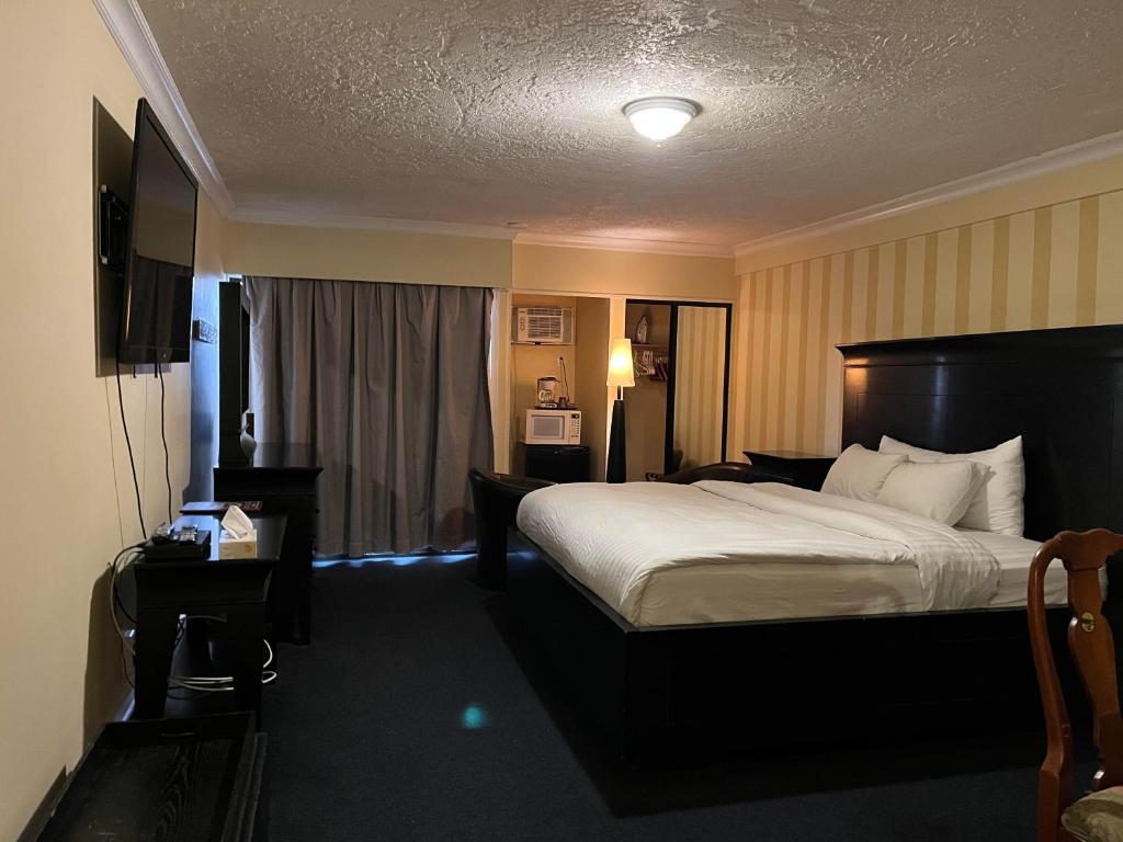 维多利亚岛屿观光旅馆的酒店客房,配有床和电视