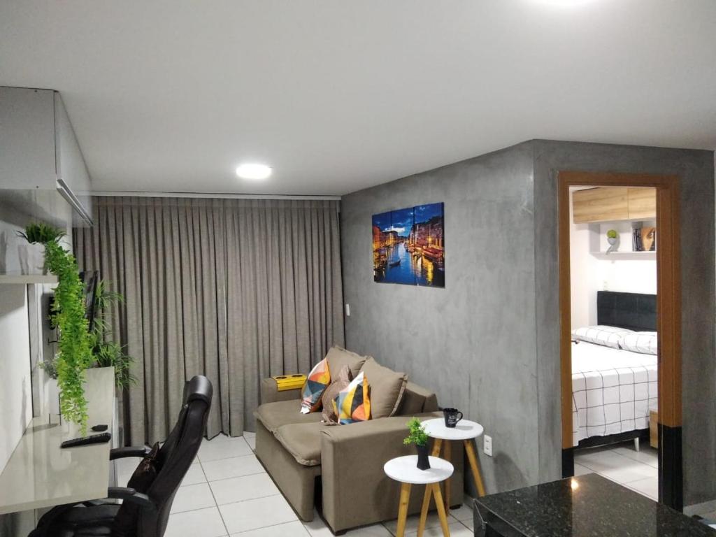 莫索罗Apartamento em Nova Betânia - West Flat Mossoró的客厅配有沙发和1张床