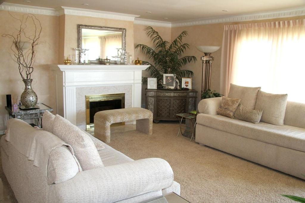 英格尔伍德Shared Home的客厅配有2张白色沙发和壁炉