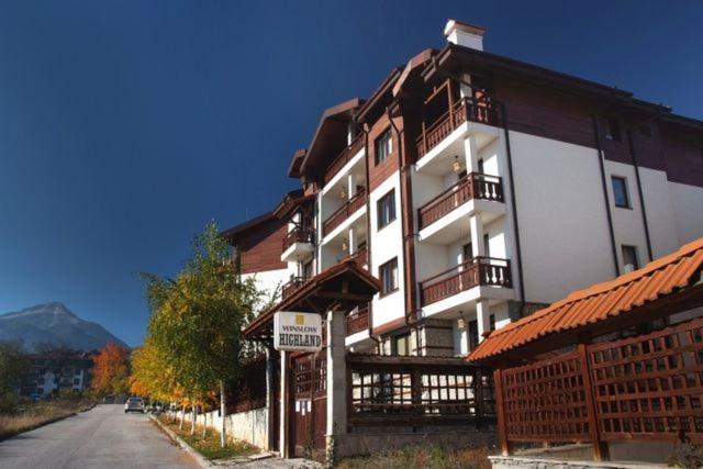 班斯科Winslow Highland Bansko - Apartment Giovanni, ул Валевица 7 кв Грамадето的街道边带阳台的大型建筑