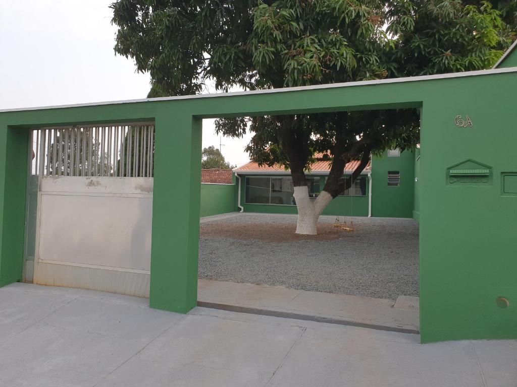 里梅拉Casa Verde的绿白的车库门,树