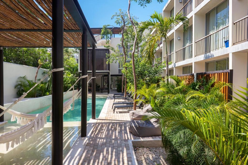 图卢姆Luxury Condo for 4 Casa Azul的享有带游泳池的度假村的外部景致