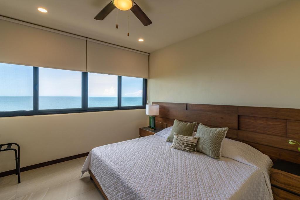 奥尔沃克斯岛D201 Ocean View New 2 Bedroom Apartment - Punta Cocos的一间卧室配有一张带吊扇的床