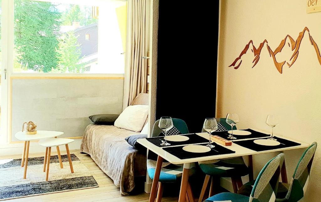 伊索拉Isola 2000 pied des pistes-wifi的客厅配有桌子和沙发
