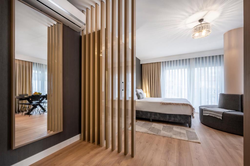 伊斯坦布尔SVK Bosphorus Residence的一间卧室配有一张床、一张沙发和一面镜子