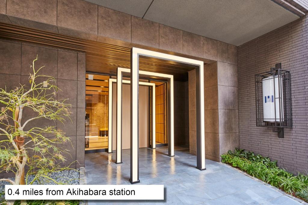 东京MONday Apart Premium AKIHABARA的走廊通往带大堂的大楼