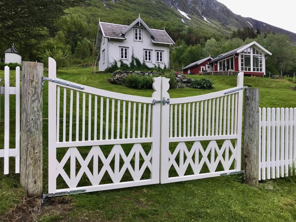灵塞德Kjosen Lodge, Lyngen.的白色房子前面的白色围栏