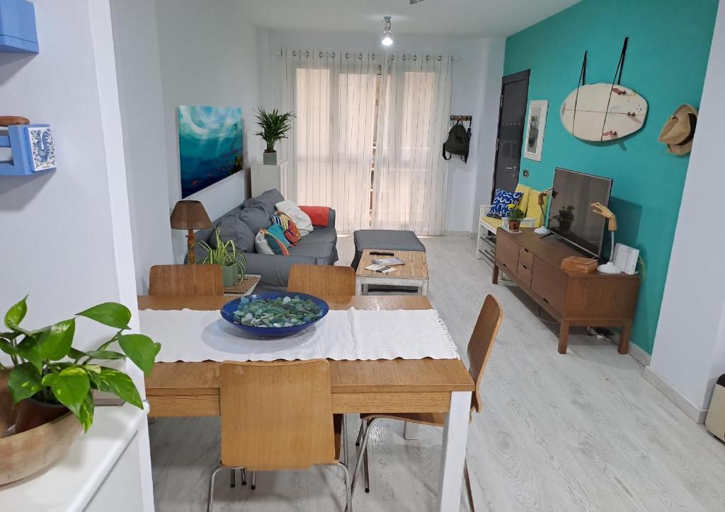 大加那利岛拉斯帕尔马斯La Casa de Koko的客厅配有桌子和沙发