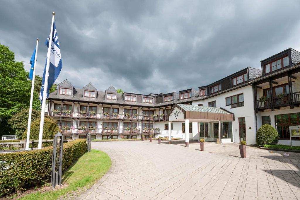 波恩波恩费努斯贝格多瑞特酒店的前面有两面旗帜的大建筑