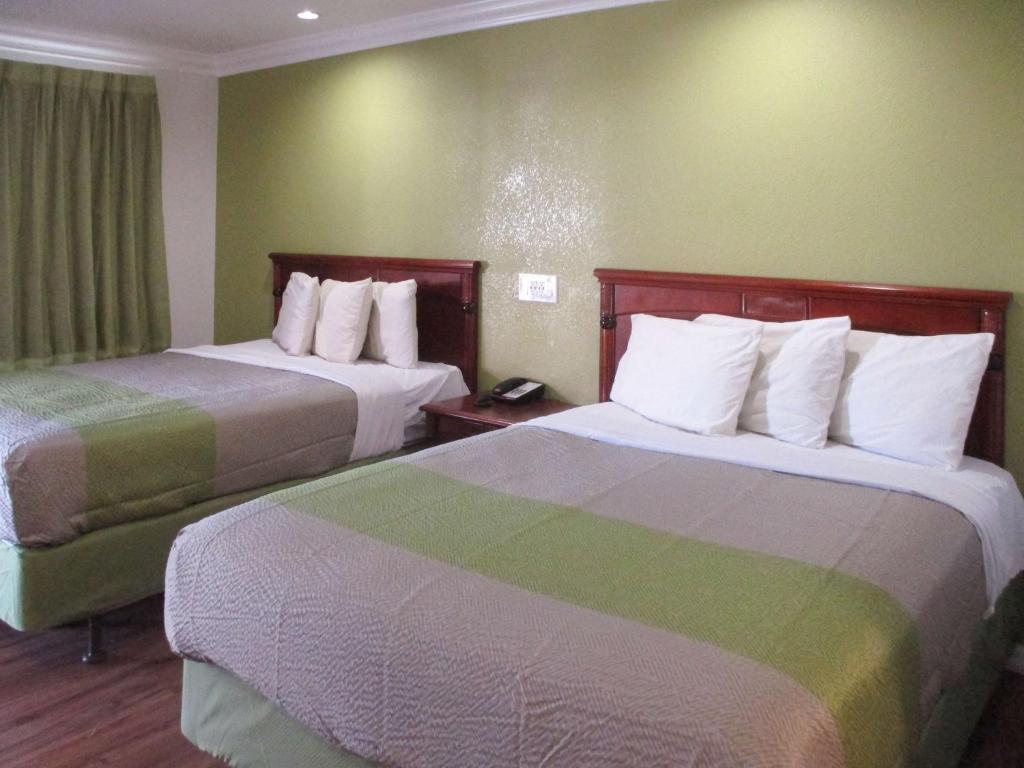 弗雷斯诺行政旅馆的酒店客房带两张床和电话