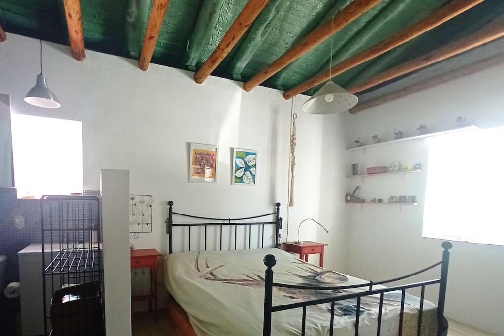 伊格拉德拉谢拉El Charcón的一间位于客房内的带黑色床的卧室