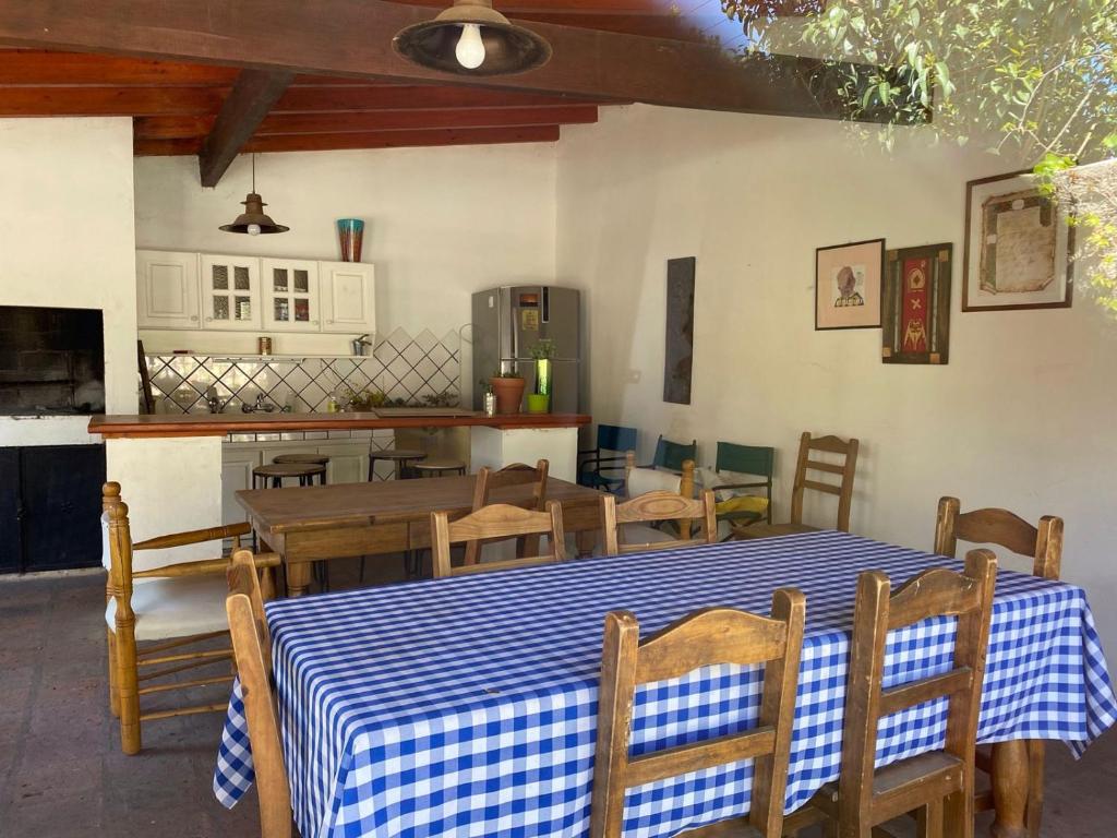 拉库布蕾Posada de la Montaña的一间带桌椅的用餐室和一间厨房