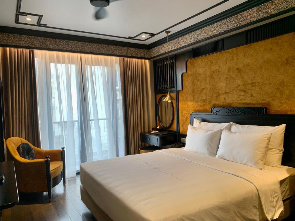 河内Hotel du Monde Classic的一间卧室设有一张大床和一个窗户。